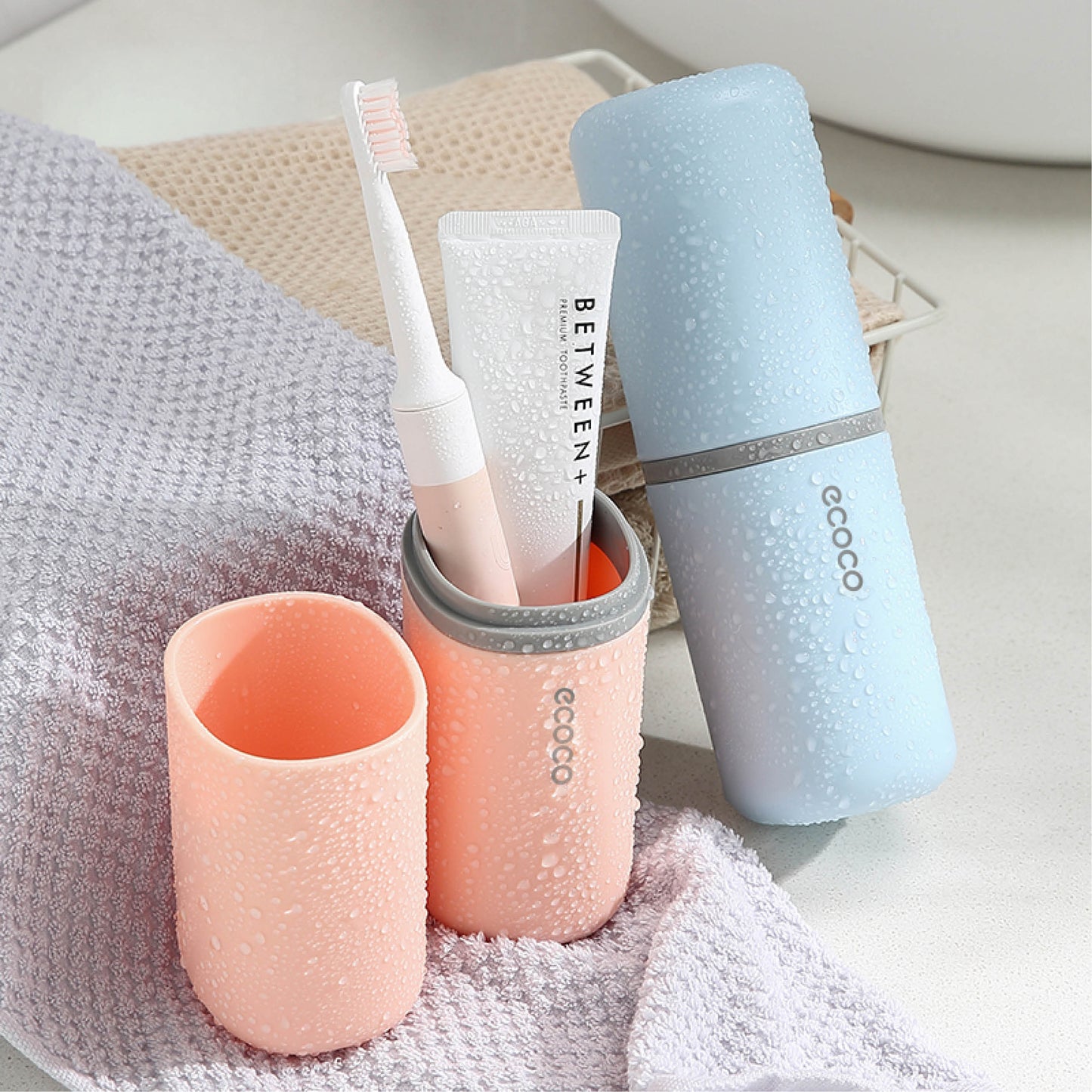 Přenosné pouzdro na zubní kartáčky a pastu