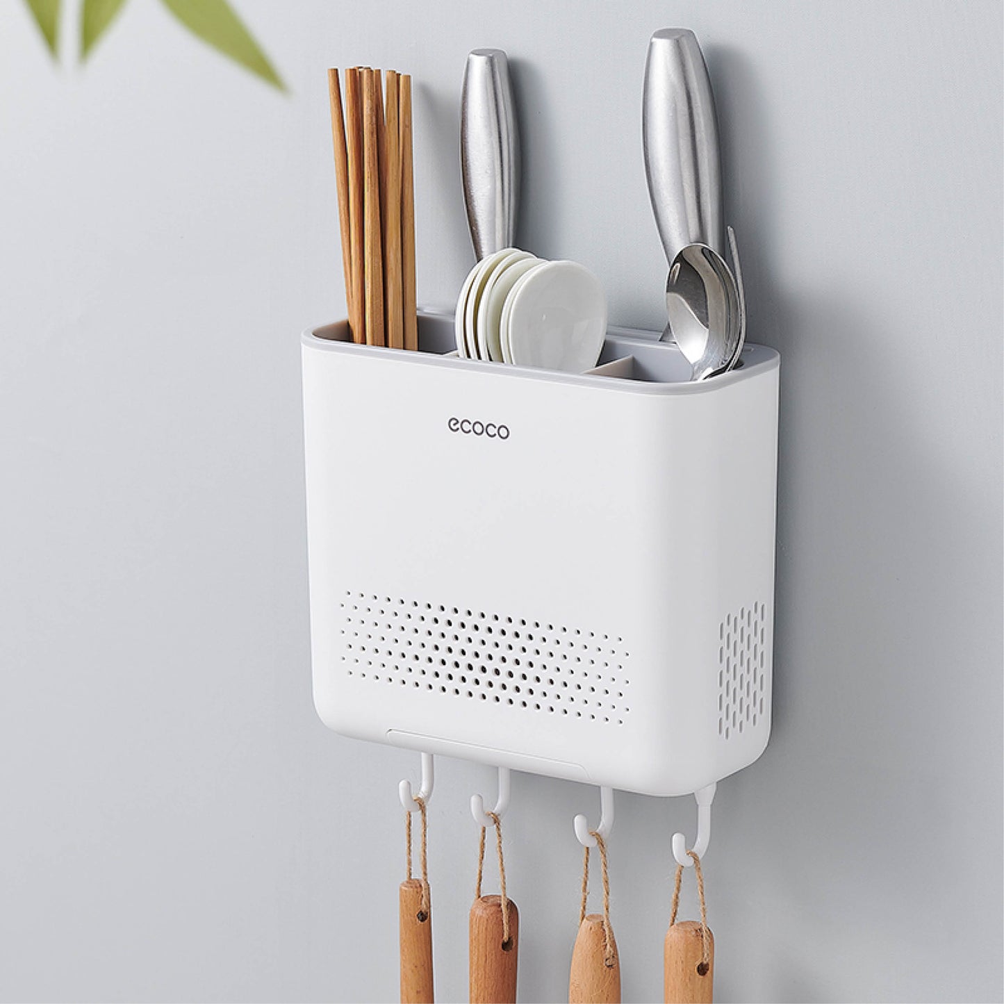 Nástěnný držák na příbory