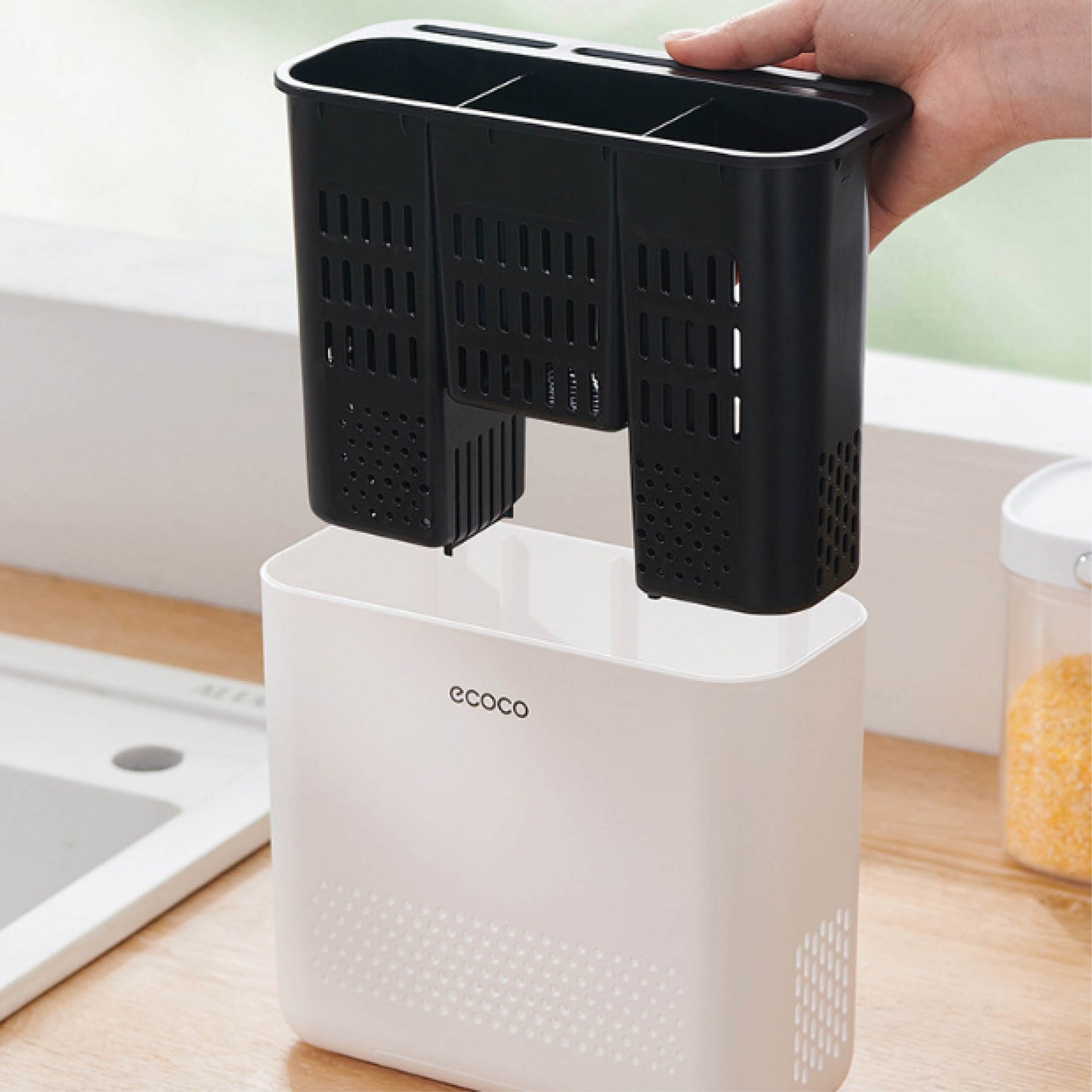 Nástěnný držák na příbory