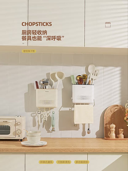 Nástěnný držák na příbory