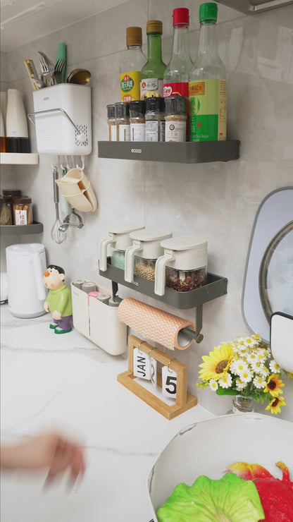 Nástěnný stojan na koření s držákem na papírové utěrky